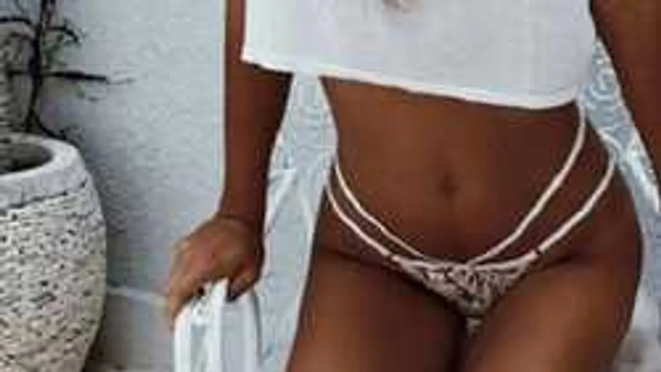 Tangában szerelte az autóját a szőke lány a szomszédok nagy örömére