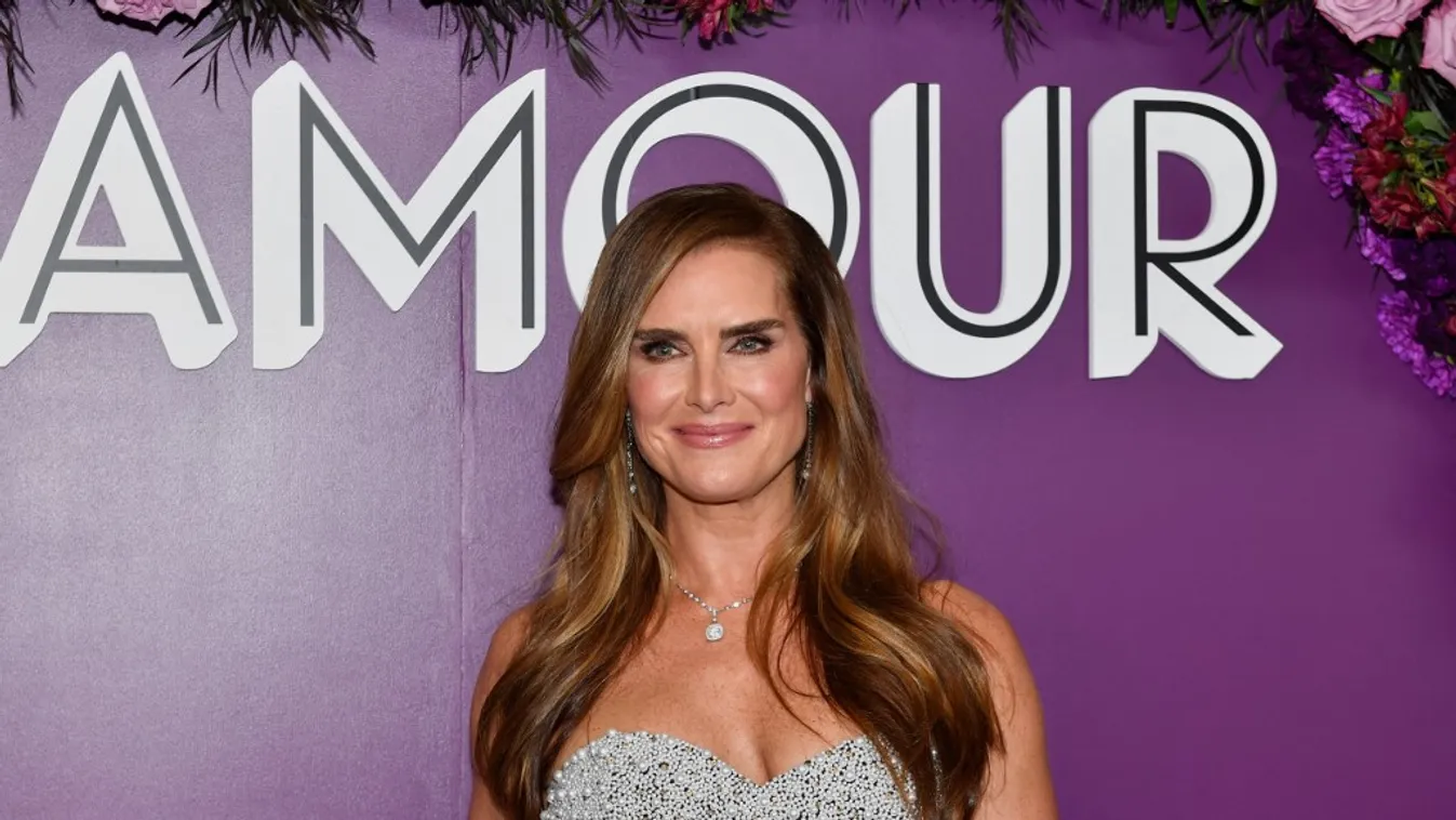 Brooke Shields dögösebb, mint valaha, fürdőruhában villantott