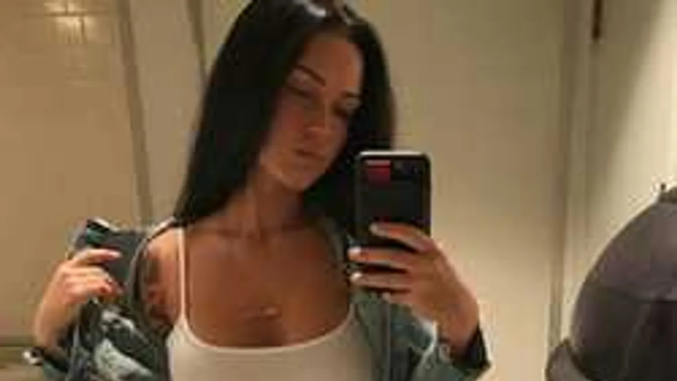 Többször is lefotózták a nyaralásán pucérkodó modellt!