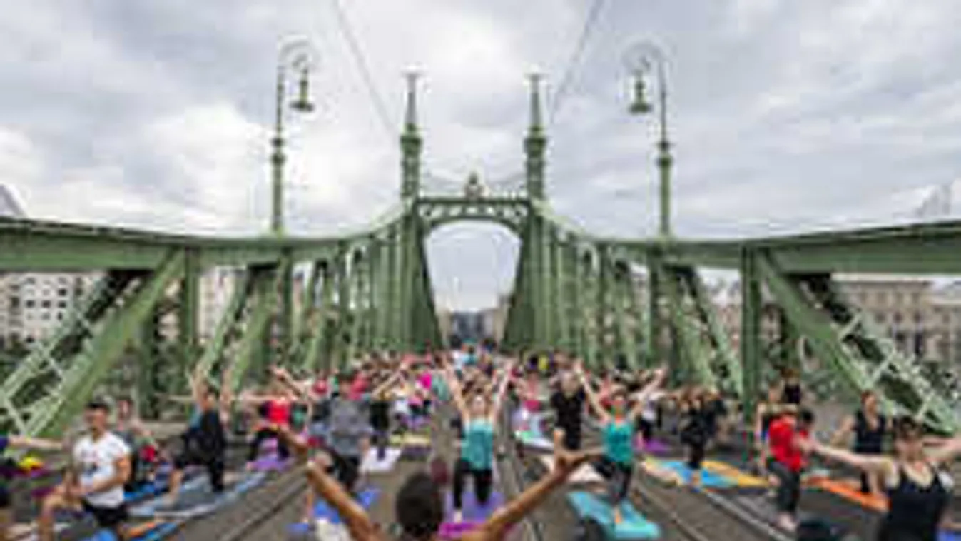 Jógázók vették birtokukba a Szabadság hidat