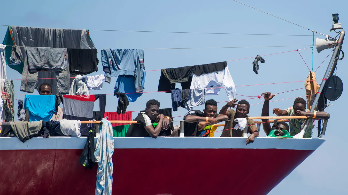 Betörtek a hajó konyhájára a migránsok, majd késekkel tértek vissza a fedélzetre