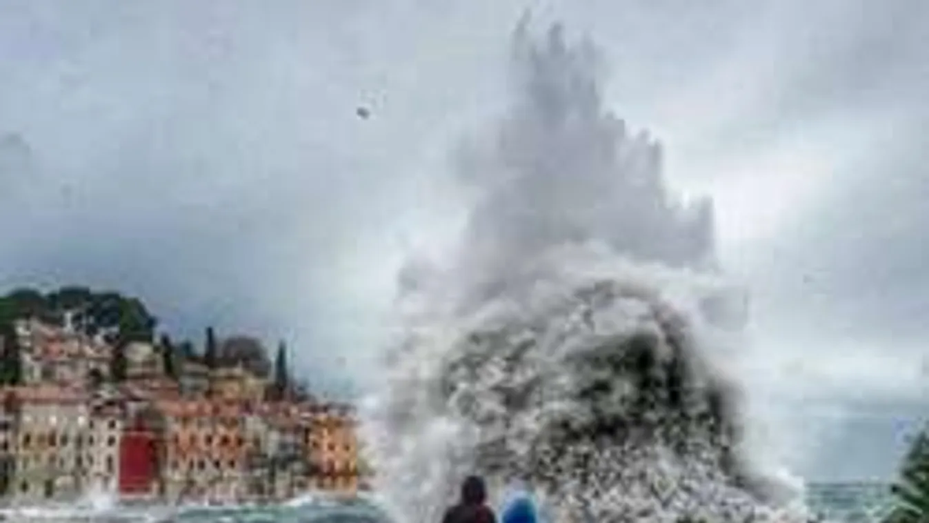 Katasztrófahelyzet a híres horvát üdülővárosban: A tenger az úr!