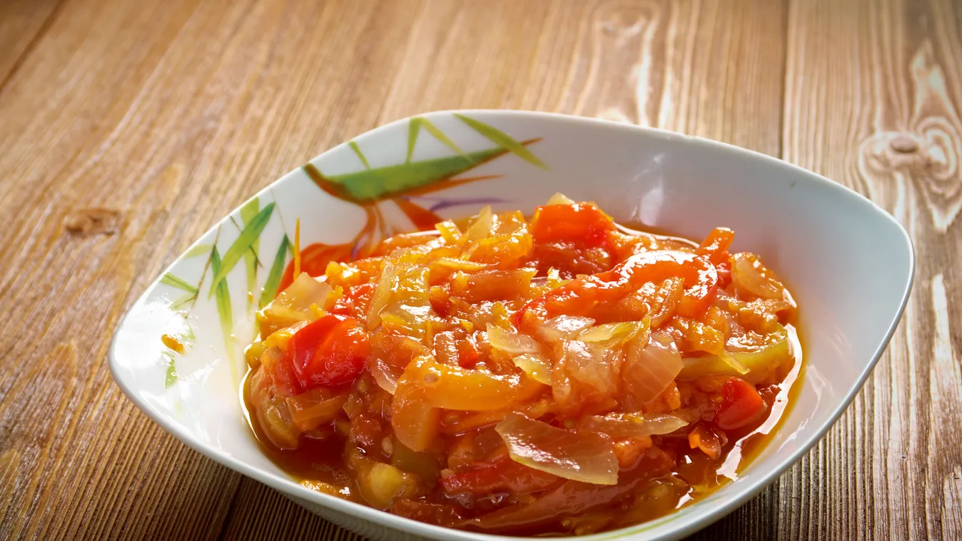 Hihetetlen vita a lecsó körül! Hámozni vagy nem hámozni?