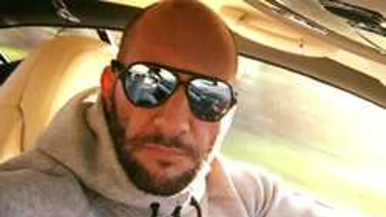 Berki Krisztián elárulta, miért pózolt fegyverrel