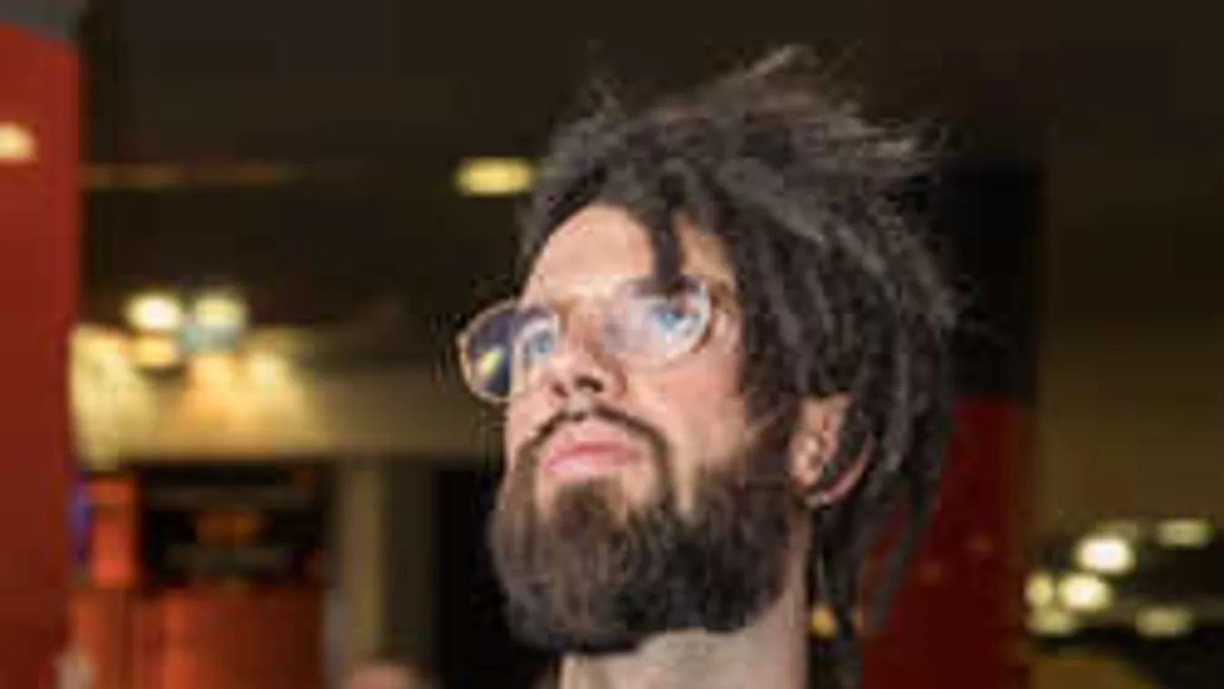 Ez durva: Életveszélyes kiegészítőt hord a magyar énekes