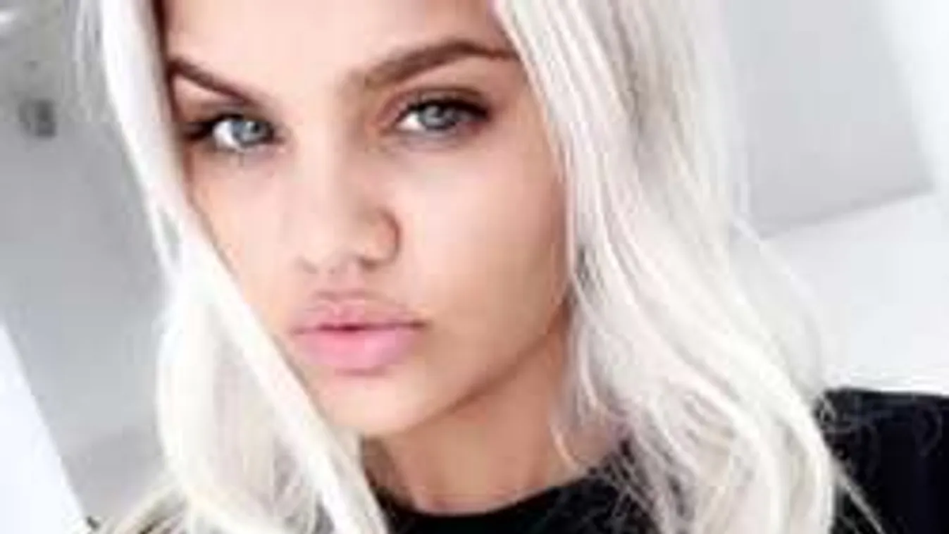 Kínos: Kezével takarta el vénuszdombját a bugyi nélkül vonuló modell!