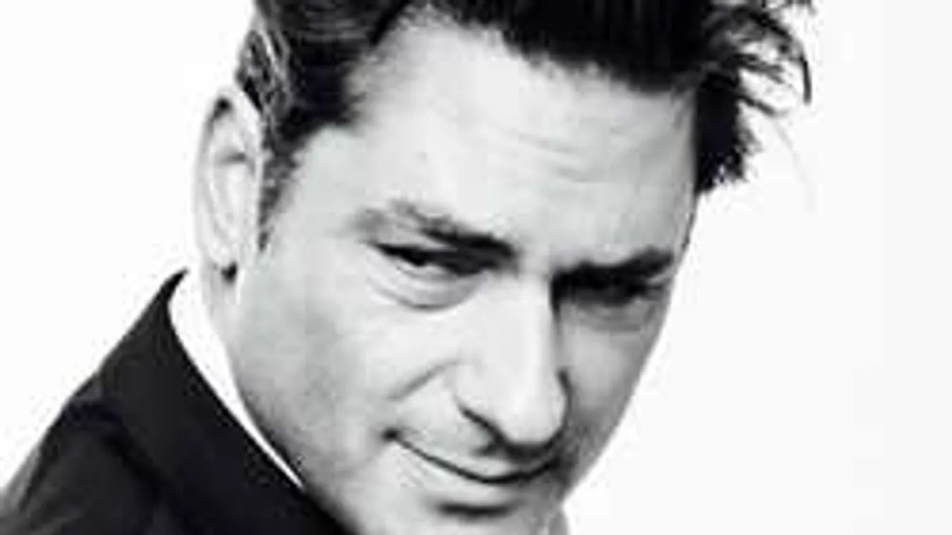 Micsoda terpesztés Árpa Attila ágyában