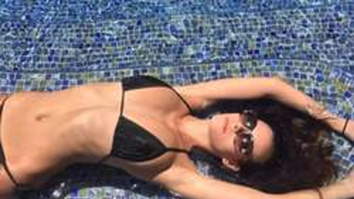 Se bugyi, se más: pucéran terpeszt a formás mellű álomnő