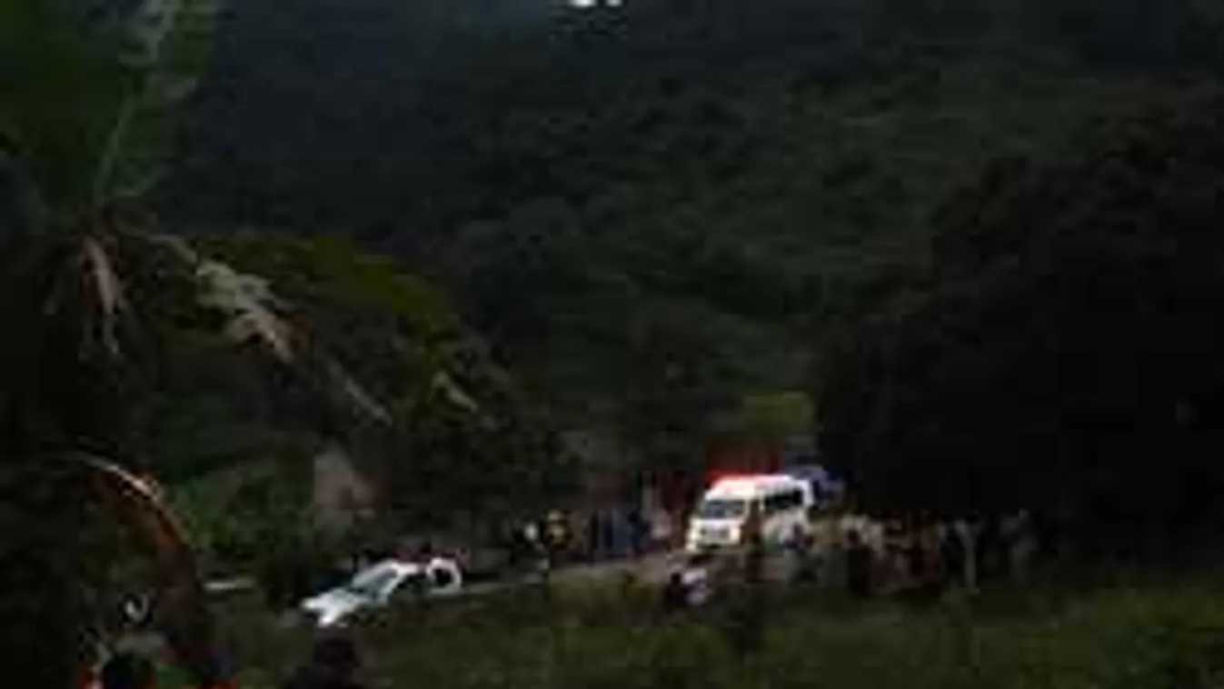 Üvegfalon át láthatják a szülők a kimentett thai gyerekeket