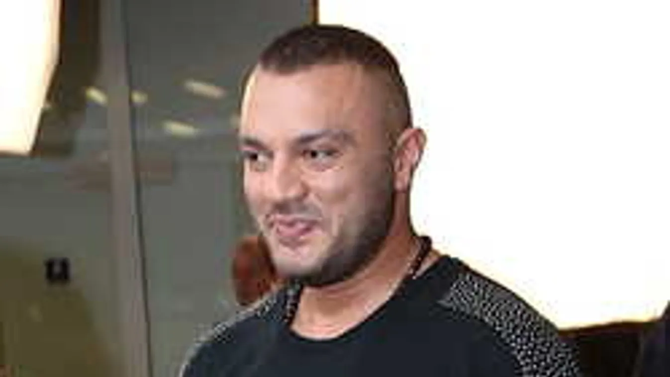 Aggódnak a rajongók, azonnal meg kellett műteni a magyar énekest