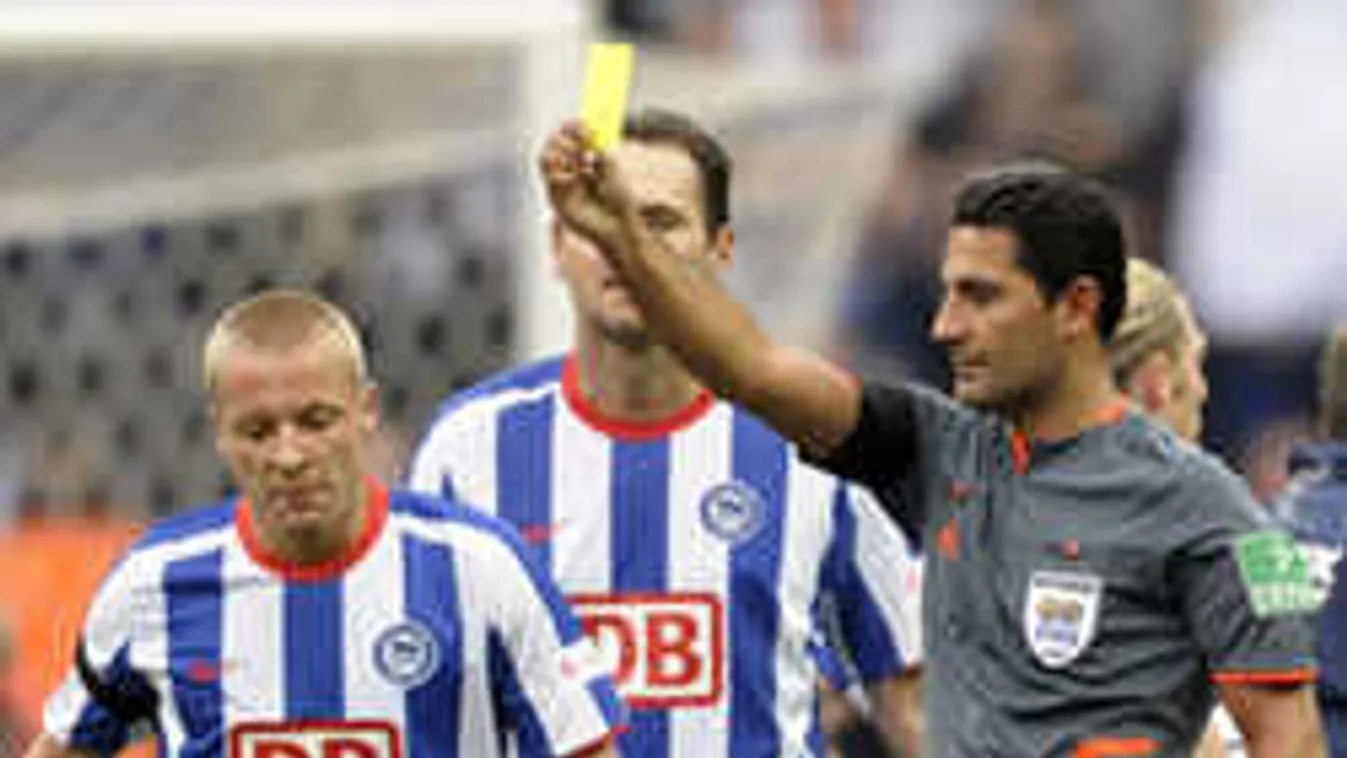 Felvágta az ereit a focibíró, Schweinsteiger mentette meg