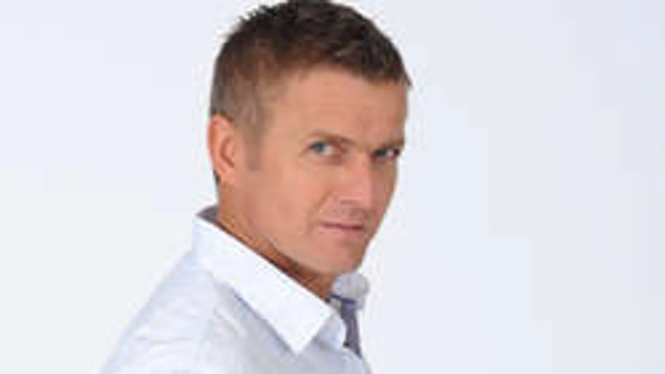 Égszínkék gipszben lábadozik Rékasi Károly! Friss fotó!