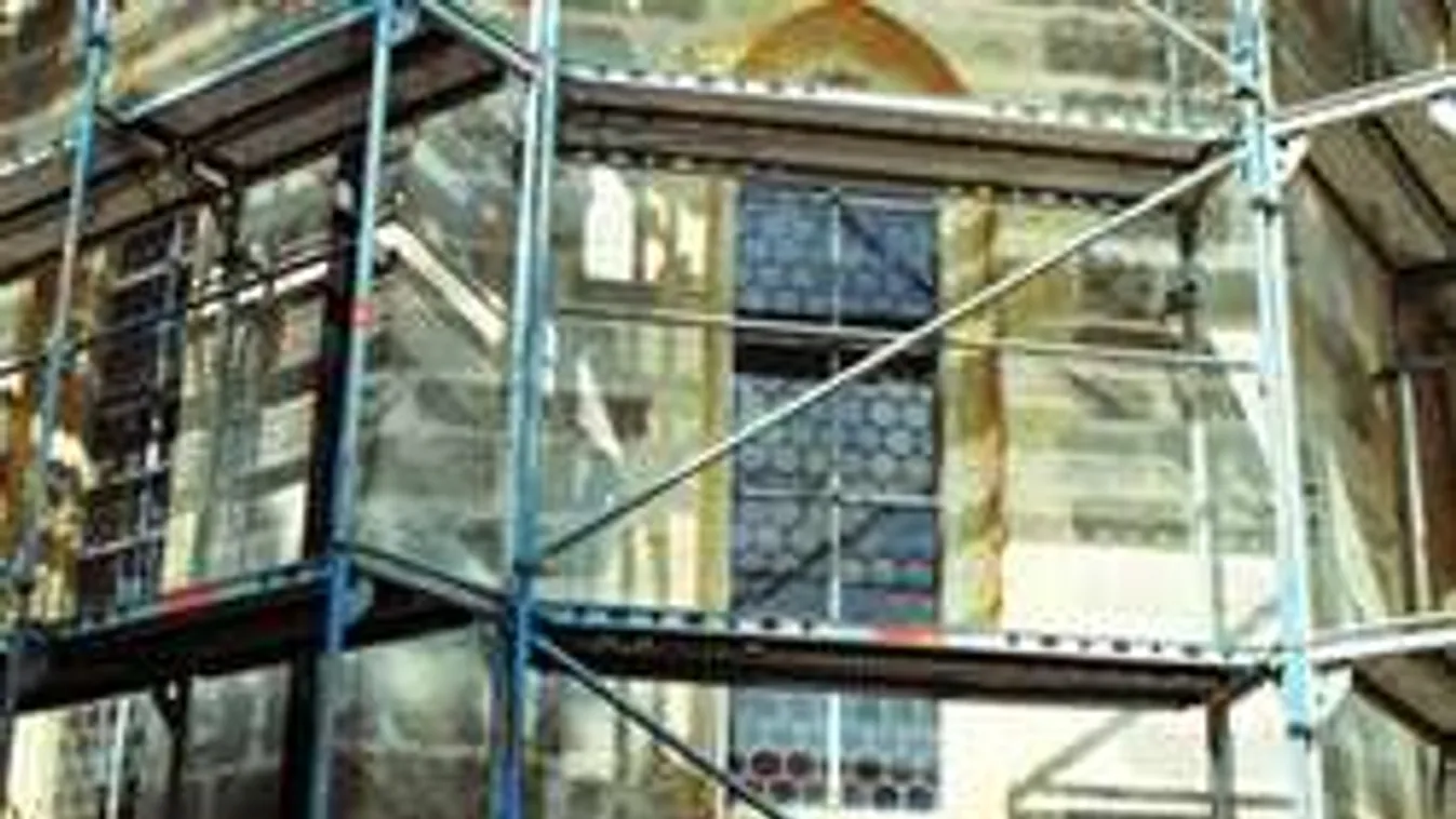 Brutális baleset: vasbeton szakította le a munkások állványát Budapesten