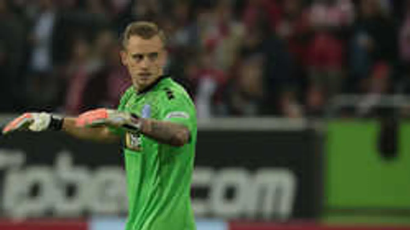 Hihetetlen pillanat a focipályán, ilyen gólt még biztosan nem láttál