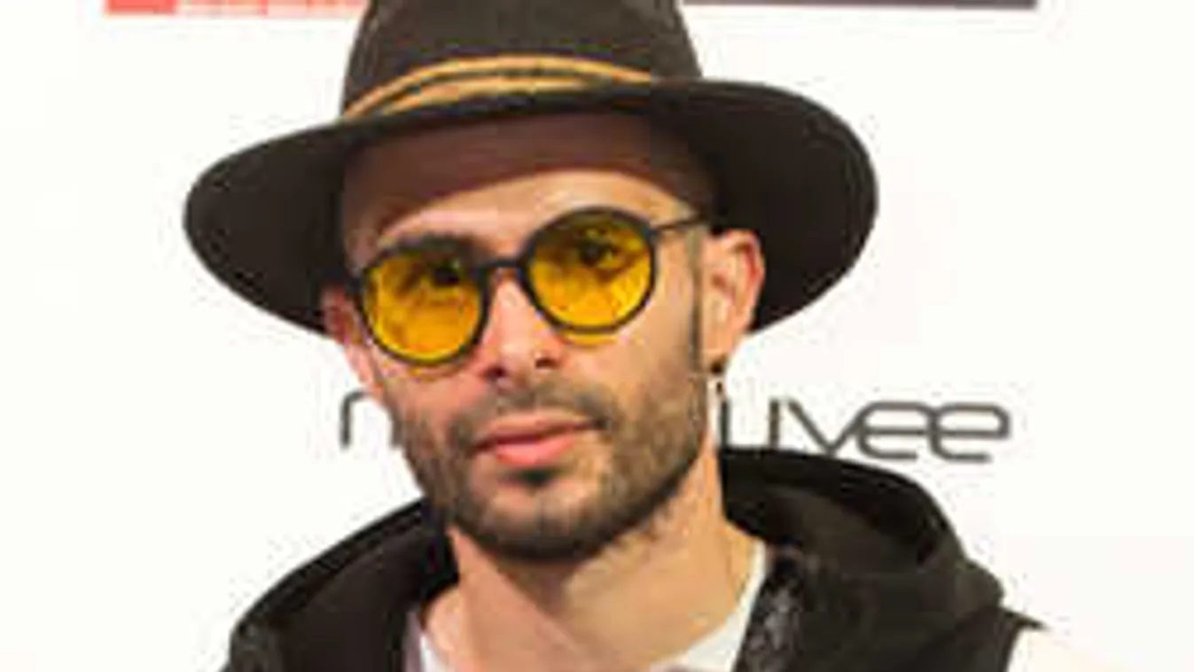 Lángoló autó sofőrjén segített ByeAlex