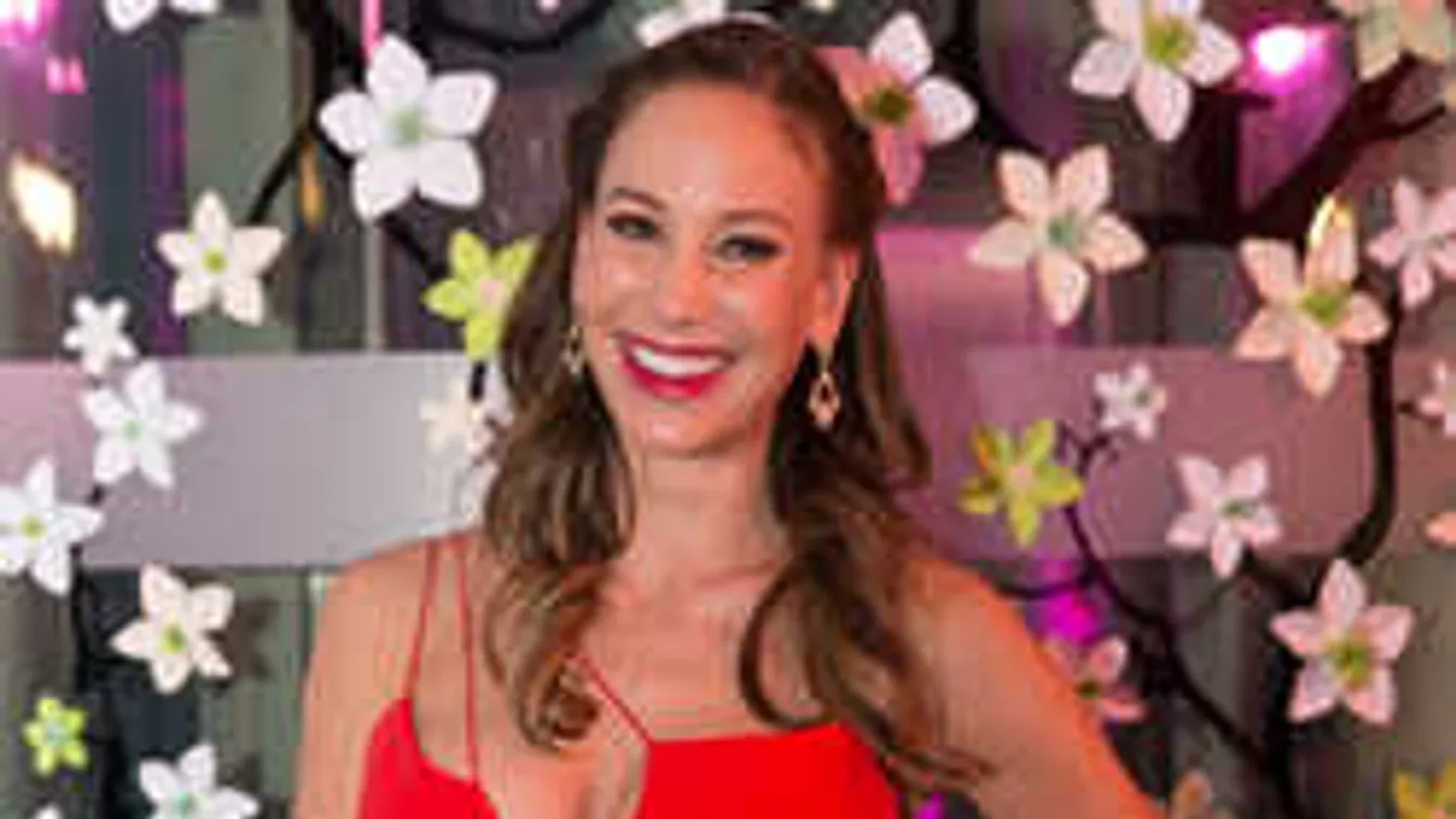 Minden látszott: kivillantak Vajna Timi meztelen mellei