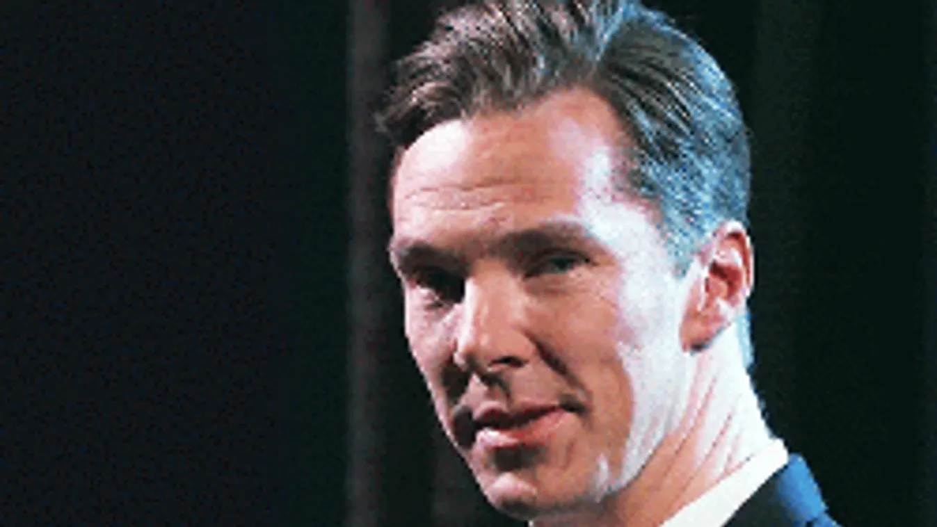 Keményen bevágott a bugyi a nyílt utcán pózoló szexi fitneszmodellnek