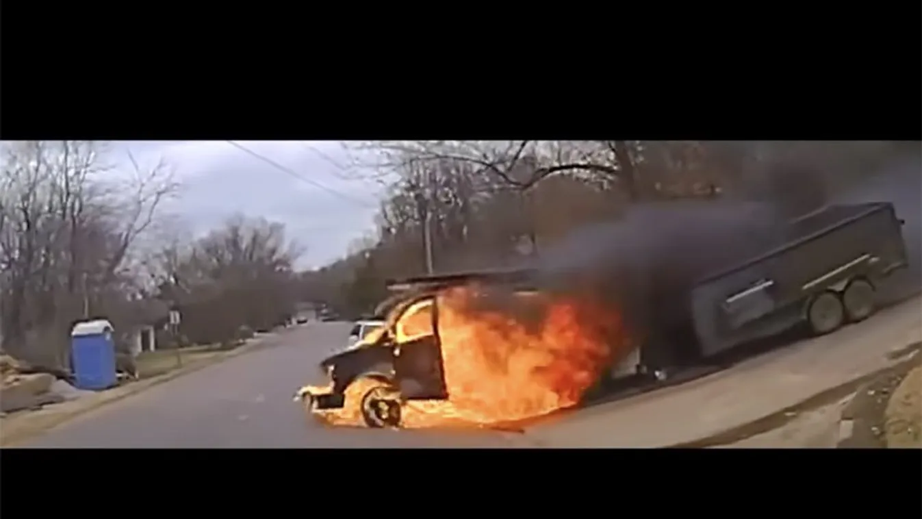Félelmetes látvány fogadta a rendőröket: lángoló furgon szabadult el – videó