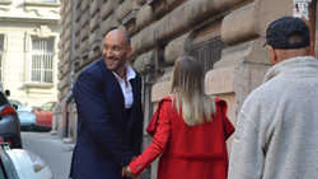 Berki kipakol: Õ a titokzatos szőkeség, akivel kézen fogva andalog