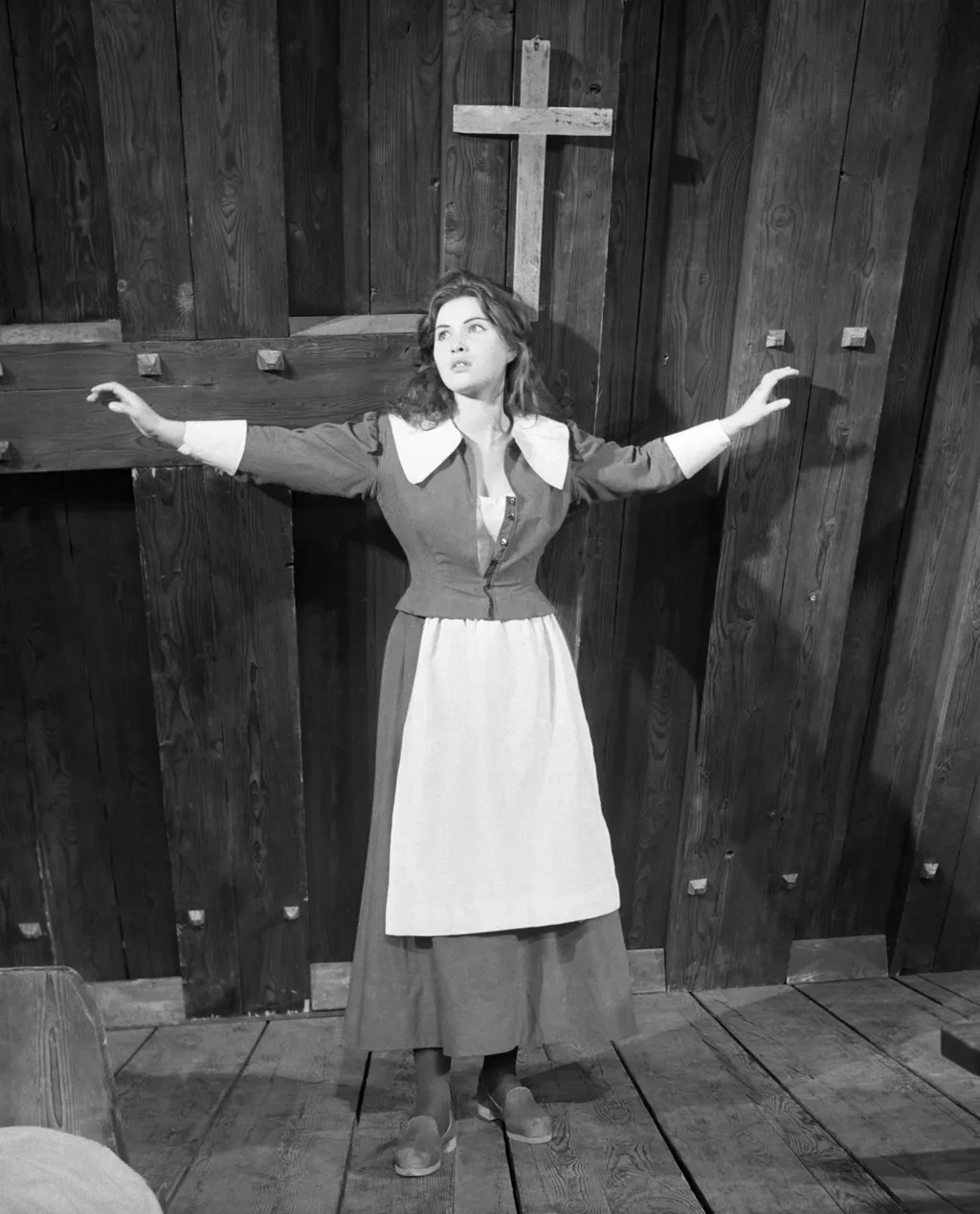 Budapest, 1961. november 2. Pécsi Ildikó Williams Abigel szerepében Arthur Miller: A salemi boszorkányok címû mûvének egyik jelenetében. A darabot 1961. október 11-én mutatta be Marton Endre rendezésében a Nemzeti Színház. MTI Fotó: Keleti Éva