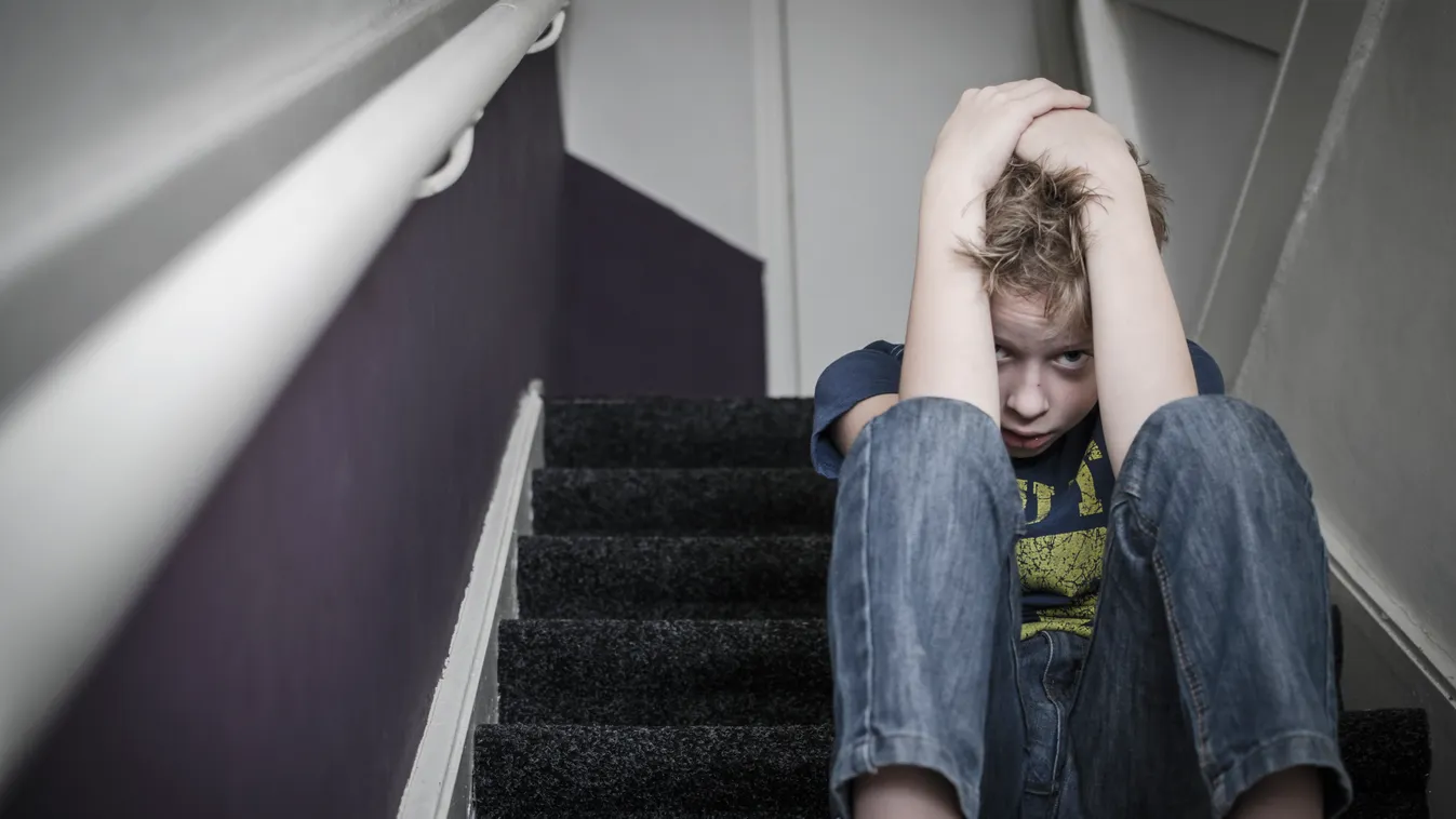 A repülőtéren hagyta fiait egy apa, aki nem látott más kiutat