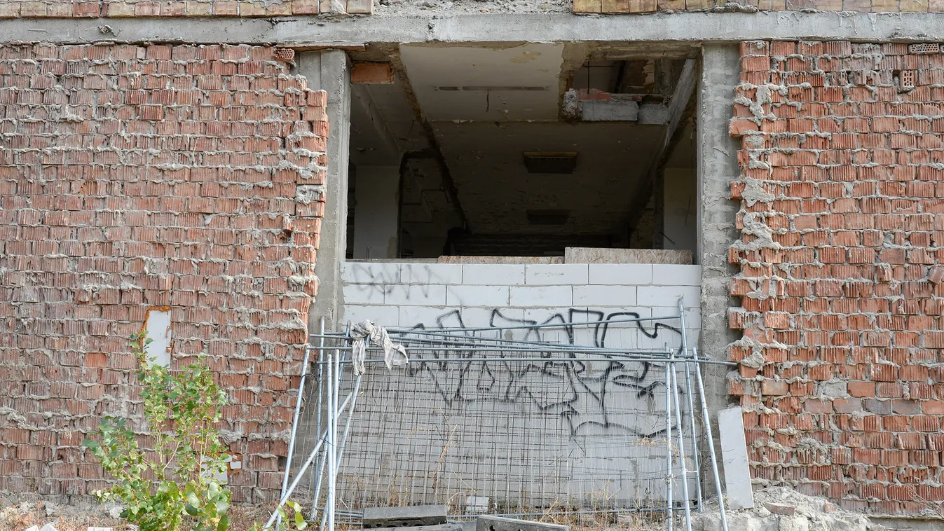 Székházba költöztek a hajléktalanok, a 2 méteres fal sem állítja meg őket