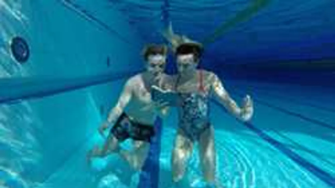 Hosszú Katinka víz alá került egy férfival a medencében