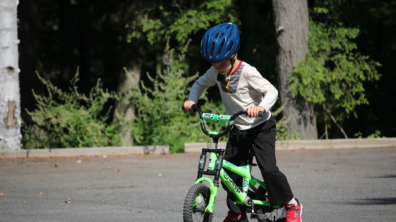 Halálra gázolta az 5 éves kisfiút a figyelmetlen autós, majd elhajtott