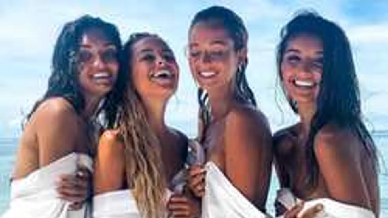 Látványorgia, forró fotó a strandon összebújó pucér álomnőkről