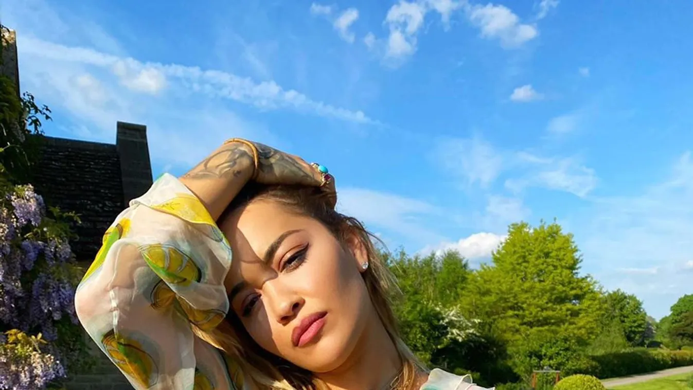 Rita Ora már sminkelni is csak félmeztelenül tud