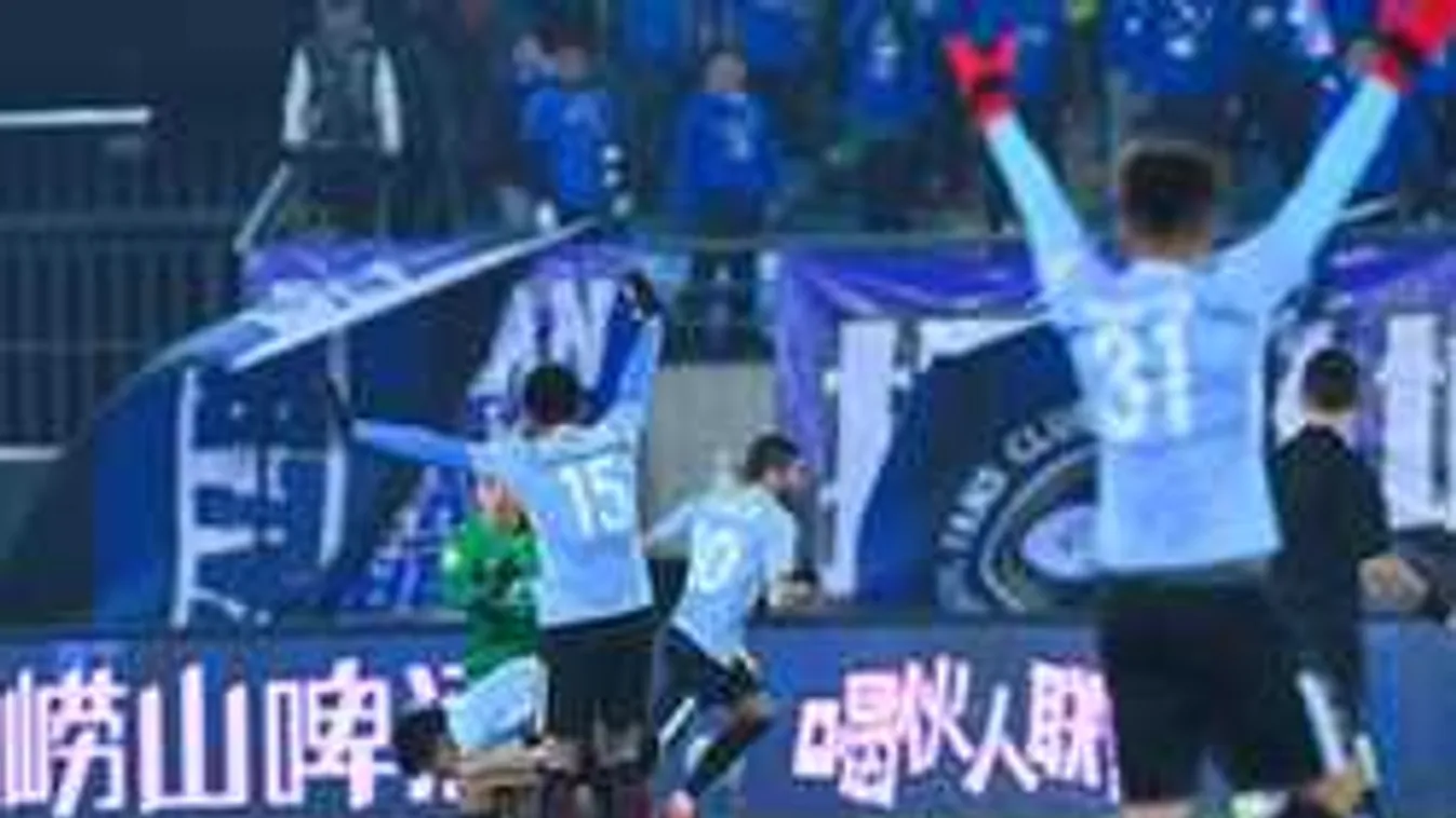 Rémisztő felvétel, eszméletlenül terült el a pályán a sztárfocista