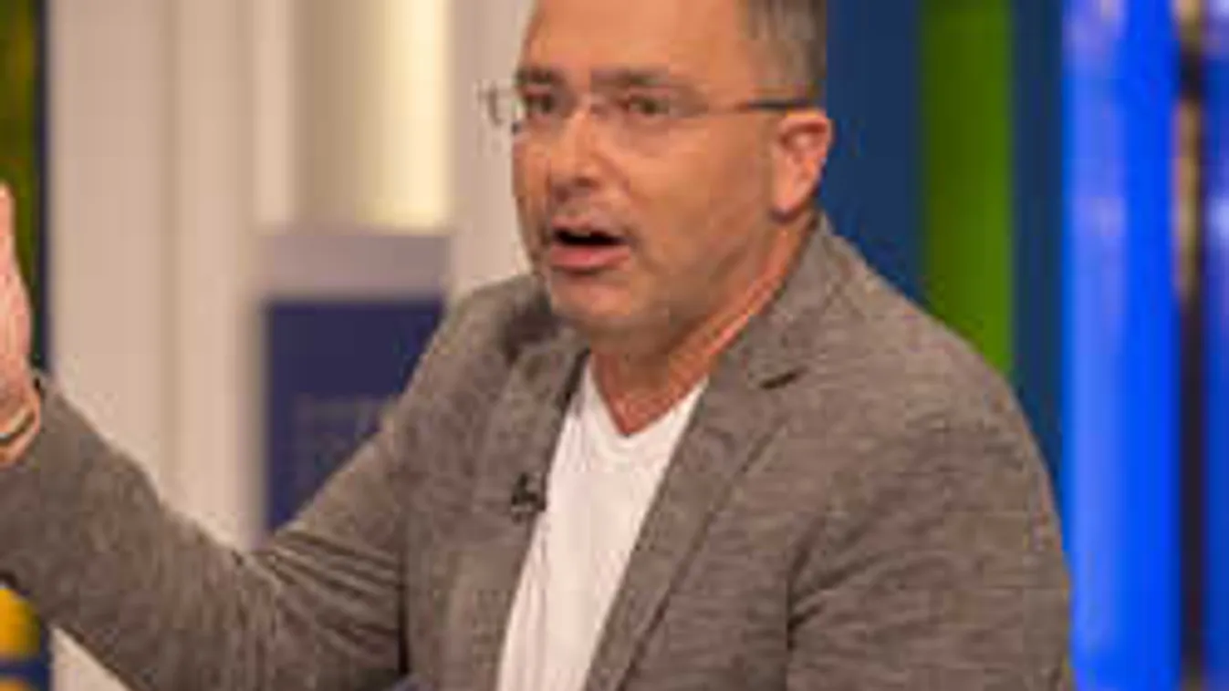 Kisfiát vette ki a kocsiból Sváby, mikor egy autós beléjük hajtott