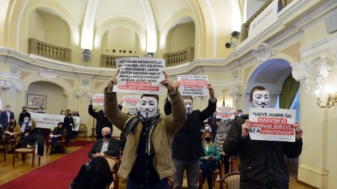 Botrány a Városházán! Anonymus-maszkban tüntettek Karácsonyék ellen