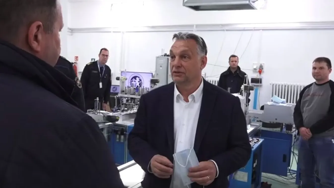 Orbán Viktor váratlanul megjelent a sátoraljaújhelyi fegyházban, hogy megnézze az új maszkgyártó gépet – videó
