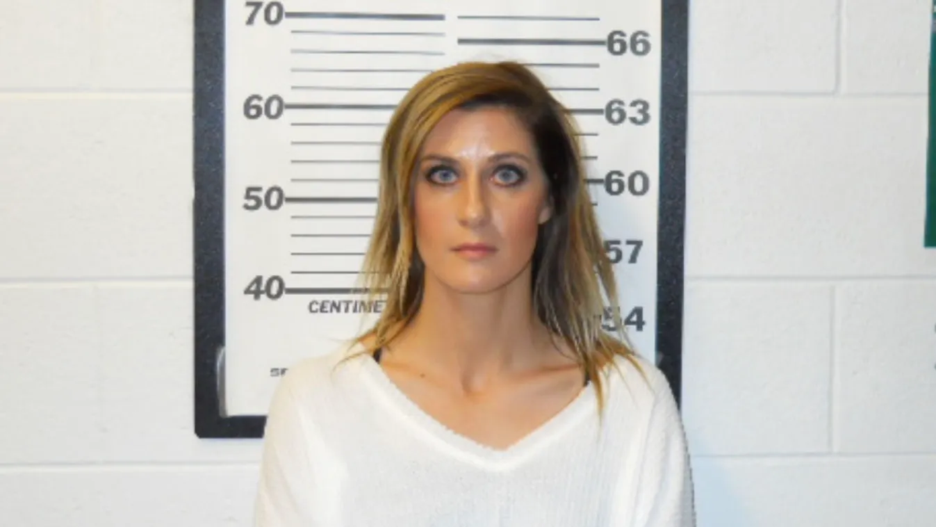 16 éves diákjával kamatyolt a fürdőkádban a szexi tanárnő, amikor a férje rájuk nyitott