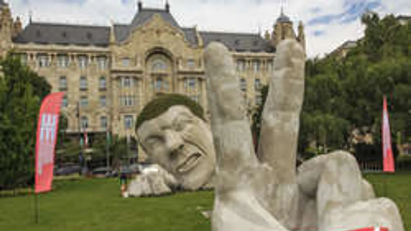 Kettétörtek egy szobrot a Lánchídnál! Megrohamozták...