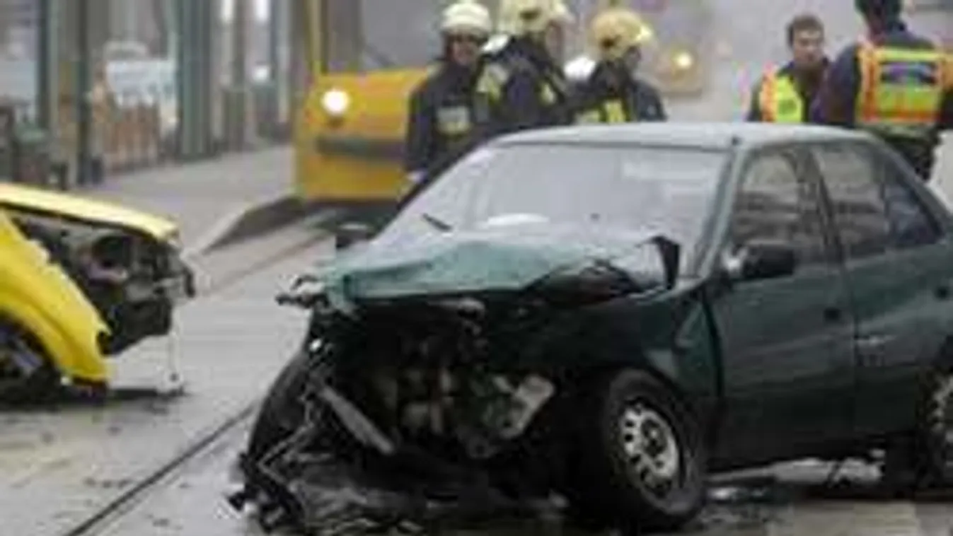 Roncsok a Nagykörúton - A brutális hármas baleset képekben!