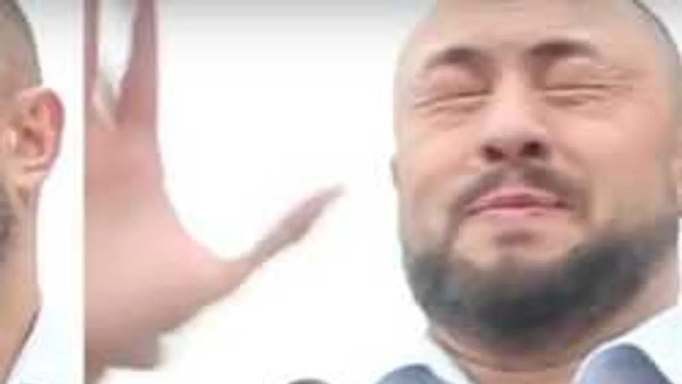 Kínos: nagyon bizarr mikrofonnal interjúvolták meg a politikust!