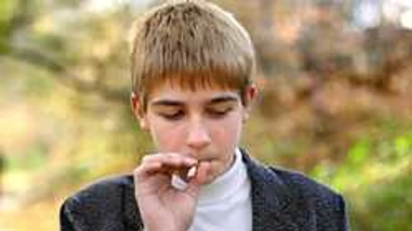 Nagyon durva: Ezt műveli a gyerekekkel egyetlen slukk cigaretta