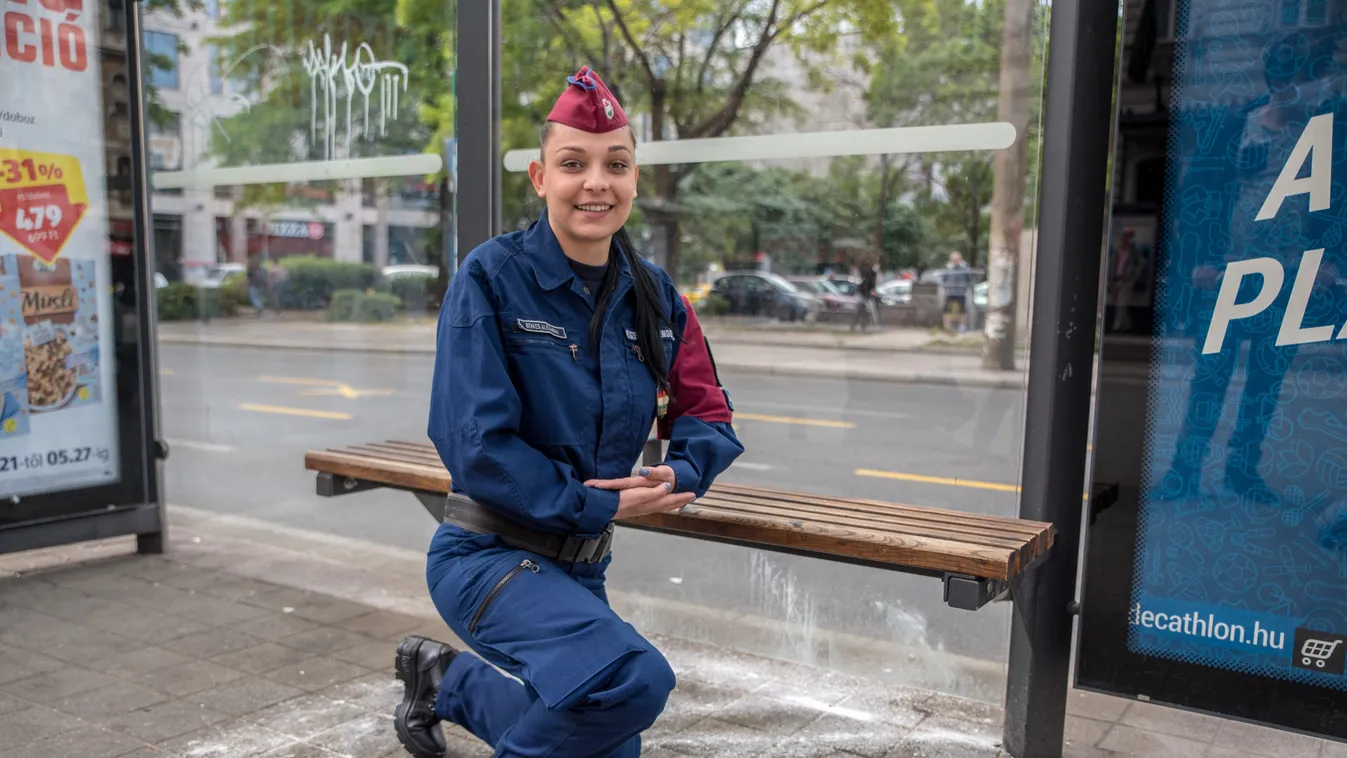 Videón mesélik a rendőrök, hogyan vezették le a szülést a villamosmegállóban