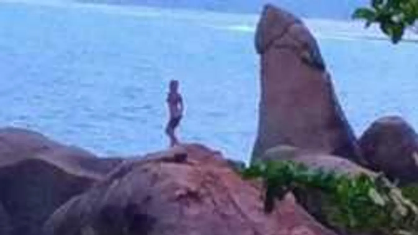 Durva, ezt művelte a pénisz alakú sziklával a nudizó lányka