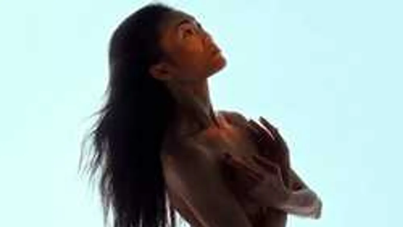 Levideózták a meztelen lányt éjszakai fürdőzése közben