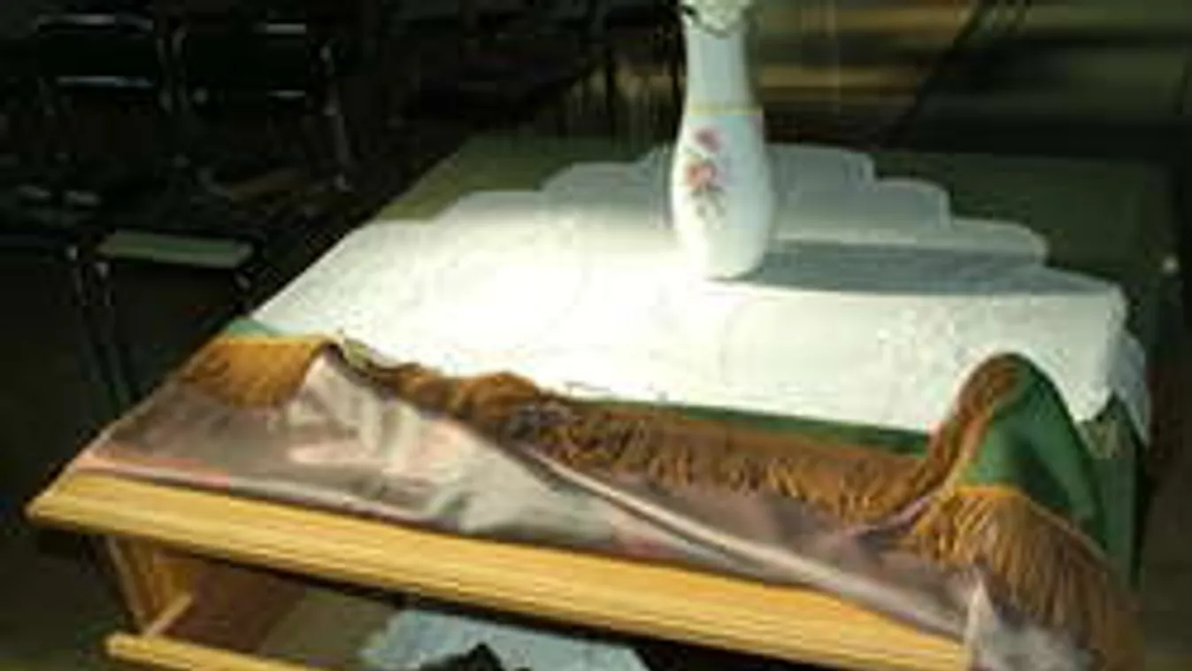 Ellopta a templomi kelyhet Nagyhegyesről