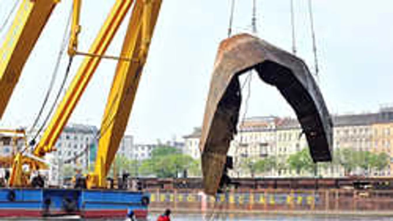 Elindult a Clark Ádám daru a Hableányhoz, így fogja kiemelni a roncsot