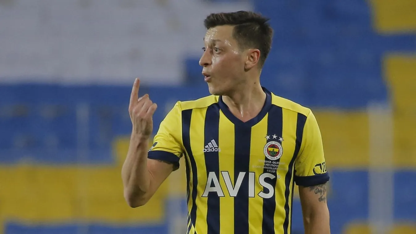 Mesut Özil Törökországban Szalai Attila csapattársa