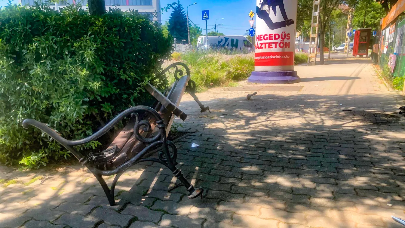 Csak két méteren múlt, hogy az autó nem az utasokkal teli buszmegállóba vágódott,