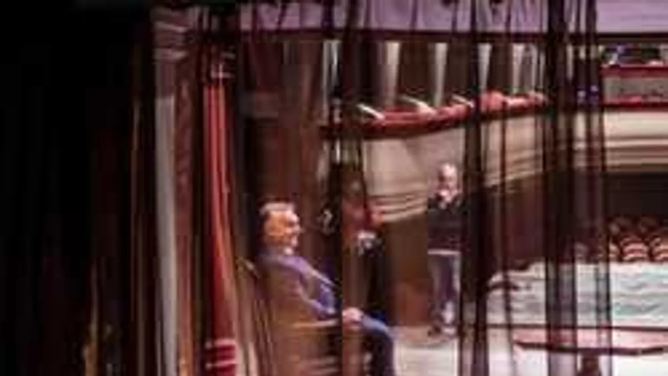 Orbán Viktor fogta magát és színpadra lépett a Szigligeti Színházban