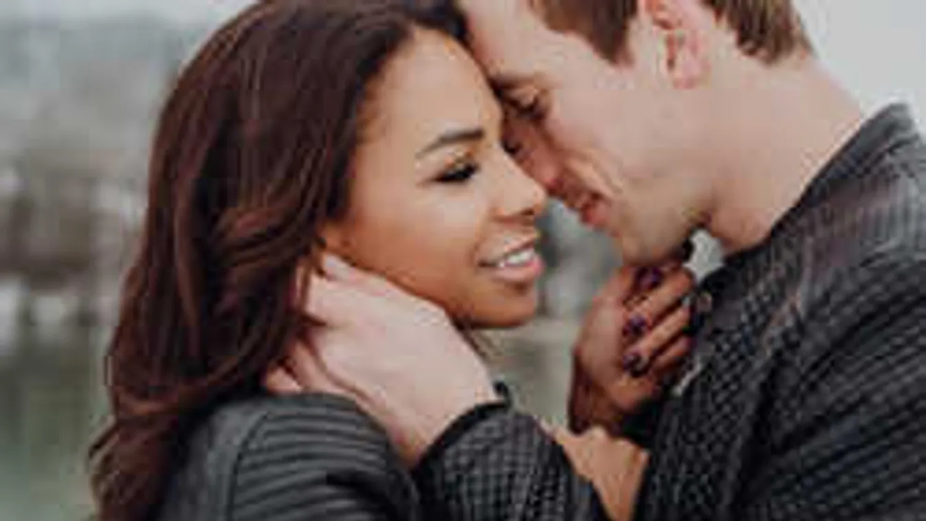 Óriási örömhír: Gyermeket vár a dögös magyar sztár