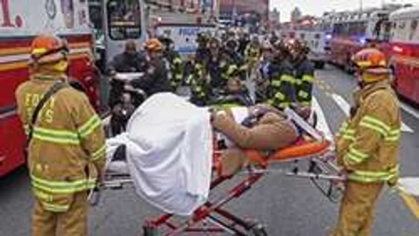 Pánik a belvárosban: kisiklott egy vonat, 100 ember megsérült