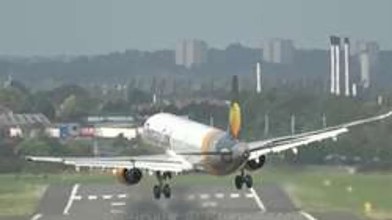 Pánik a levegőben! Alig tudott leszállni egy utasszállító a nagy viharban - Videó